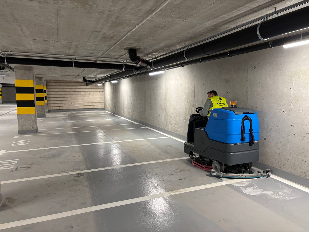 Sprzątanie osiedli i mycie hal garażowych