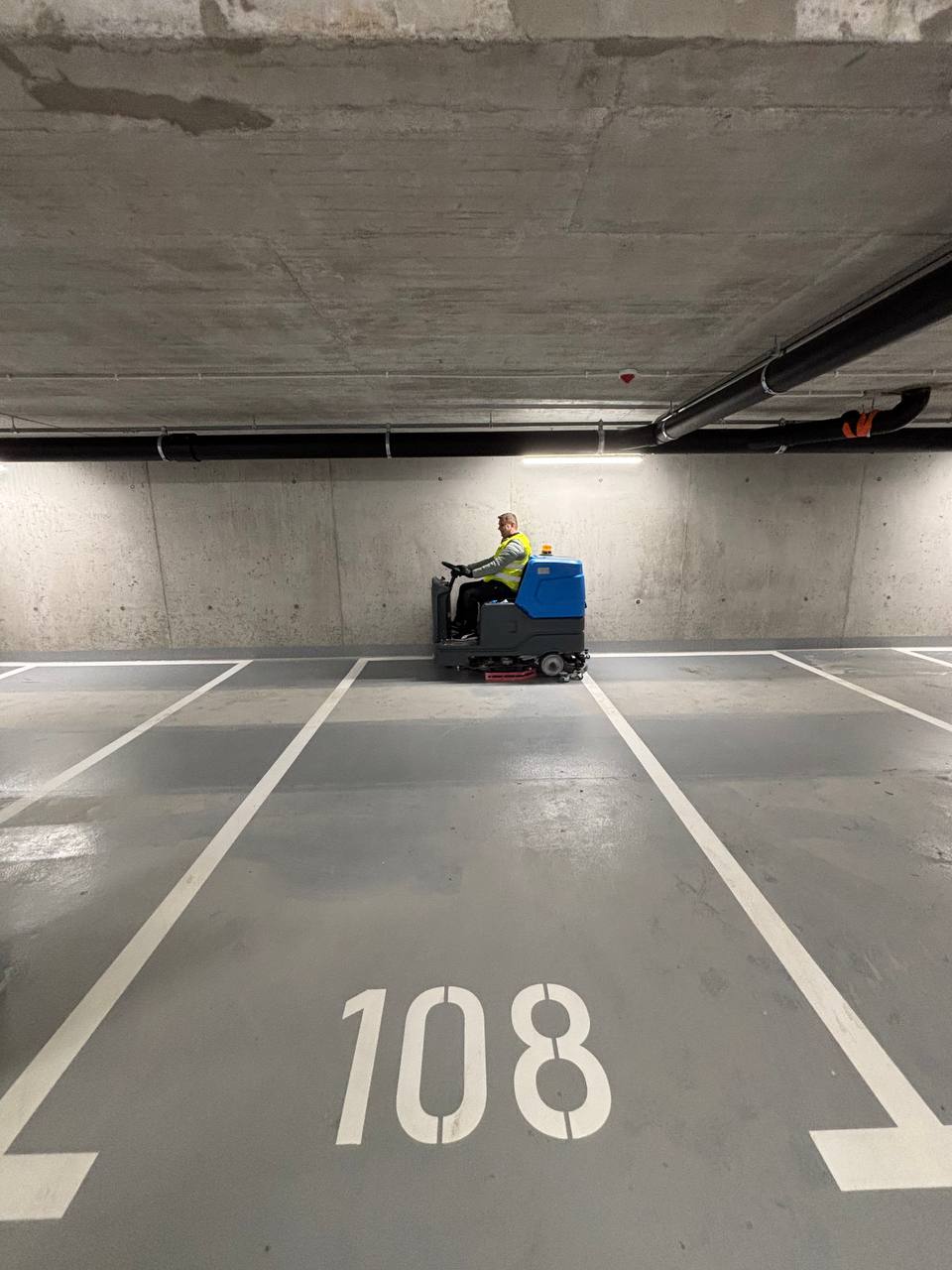 Sprzątanie osiedli i mycie hal garażowych