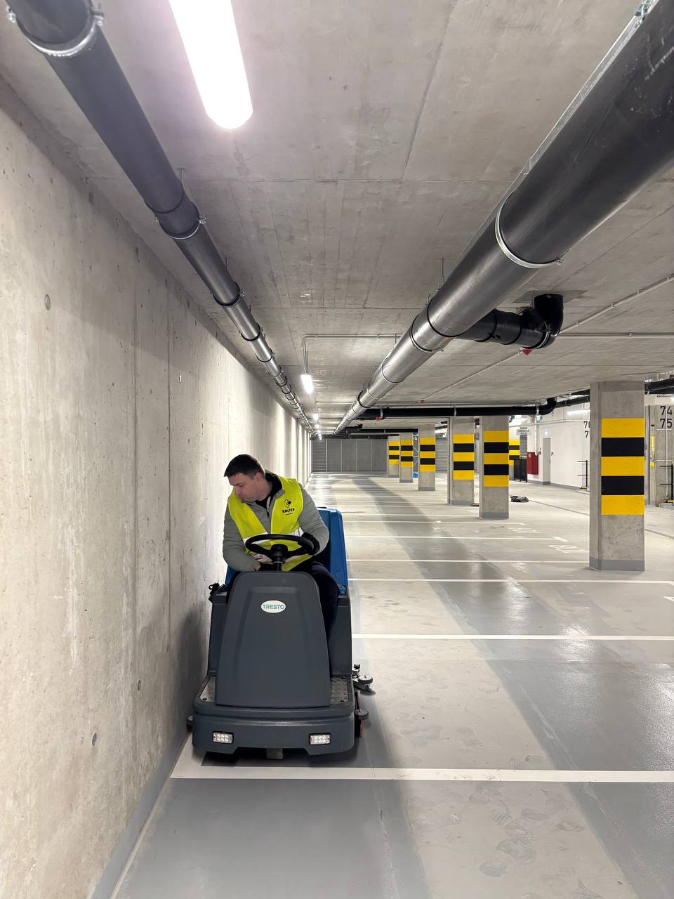 Sprzątanie osiedli i mycie hal garażowych